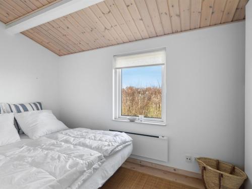 Postel nebo postele na pokoji v ubytování Holiday Home Dimo - 20m from the sea by Interhome