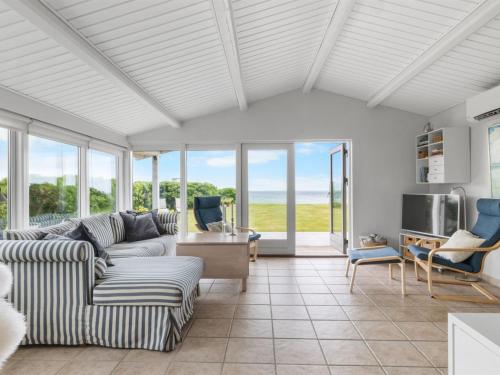 TV a/nebo společenská místnost v ubytování Holiday Home Dimo - 20m from the sea by Interhome