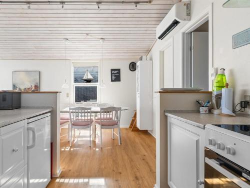 Η κουζίνα ή μικρή κουζίνα στο Holiday Home Answald - 10m from the sea by Interhome