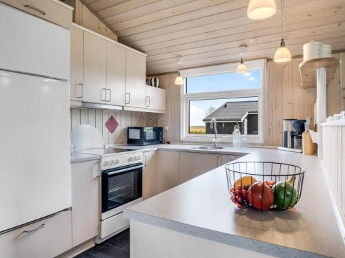 Η κουζίνα ή μικρή κουζίνα στο Holiday Home Ylvie - from the sea by Interhome