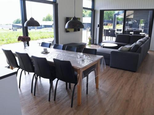 un soggiorno con tavolo da pranzo e sedie di Holiday Home Hildegunda - 600m from the sea by Interhome a Sjølund