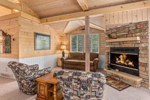 Χώρος καθιστικού στο Harlequin Haven in Boulder Junction WI