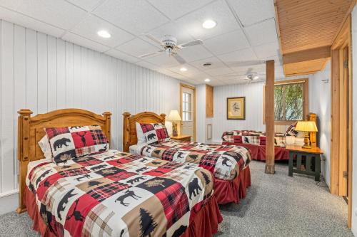 Ένα ή περισσότερα κρεβάτια σε δωμάτιο στο Harlequin Haven in Boulder Junction WI