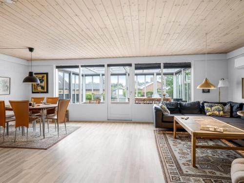 Un lugar para sentarse en Holiday Home Johan - from the sea by Interhome