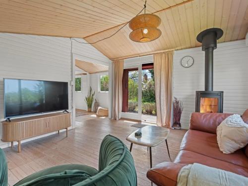 TV a/nebo společenská místnost v ubytování Holiday Home Oona - 700m from the sea by Interhome