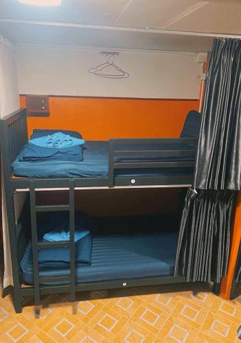 Cama o camas de una habitación en Voyagers Hostel