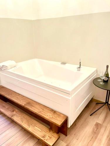 ローマにあるPantheon Luxury Jacuzzi Apartmentの- 白いバスタブ(テーブル付)