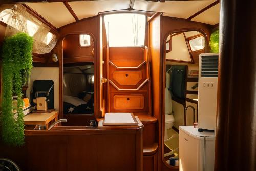 een interieur van een camper met een open deur bij Vacations in a Sailboat in Lissabon