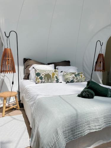 two beds sitting next to each other in a bedroom at Les Bulles De Bordeaux in Salleboeuf