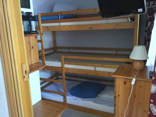 a room with two bunk beds with a lamp and a television at Ski en 5 secondes! in Val Cenis
