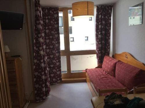 un salon avec un canapé et une fenêtre dans l'établissement Ski en 5 secondes!, à Val Cenis