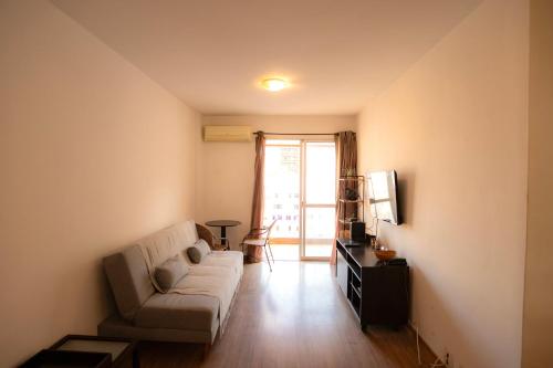 a living room with a couch and a television at SUH Copacabana 120 Premium Flat in Rio de Janeiro