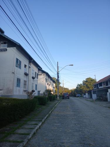 an empty street with a building and a car on it at Quimahouse in Nova Friburgo