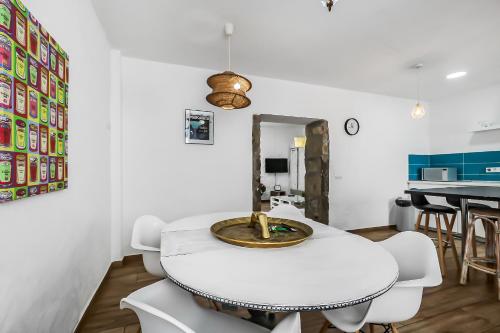 a white dining room with a white table and chairs at Casa Bonita Peaceful Home in Ingenio
