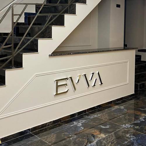 ギュムリにあるEVVA Hotel Gyumriの「エヴァ」と書かれた看板のある階段