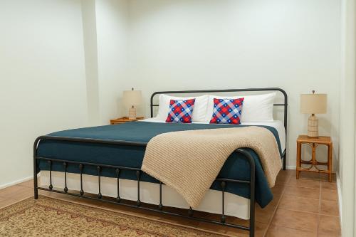 Postel nebo postele na pokoji v ubytování Charmingrusticcabinfarmpet Friendlyaffordable