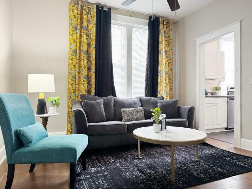 Ruang duduk di The Harrison Apartments