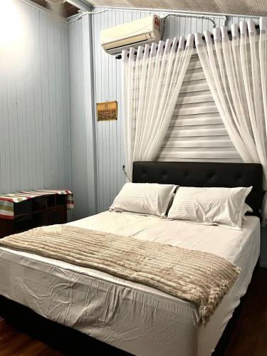 Ένα ή περισσότερα κρεβάτια σε δωμάτιο στο Anjung D'Marang Homestay