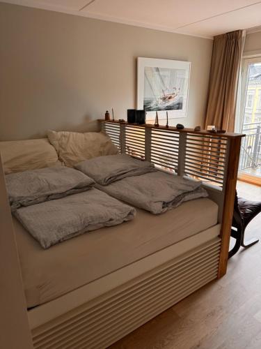 ein Bett mit hölzernem Kopfteil in einem Schlafzimmer in der Unterkunft My Little Boat House in Oslo