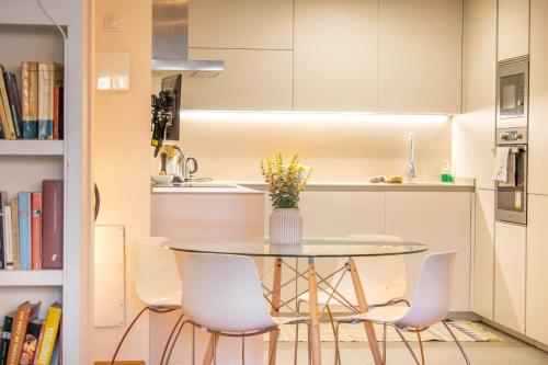 Encantadora habitación en apartamento con terraza