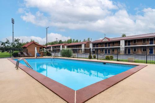 a large swimming pool in front of a building at Best Western Acworth Inn in Acworth