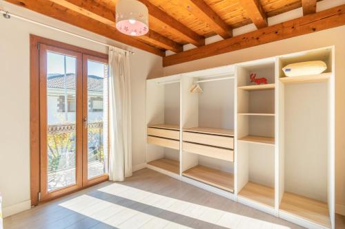 a room with a large window and shelves at Acogedora casa rural con jardín próxima a Pamplona in Larrasoaña