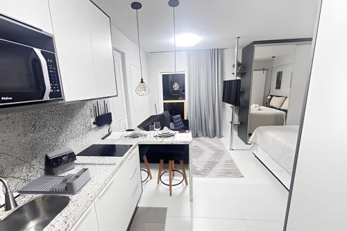 eine weiße Küche mit einem Wohnzimmer und einem Schlafzimmer in der Unterkunft 809 Studio Ideal for Vacation and Business Sea View in Salvador