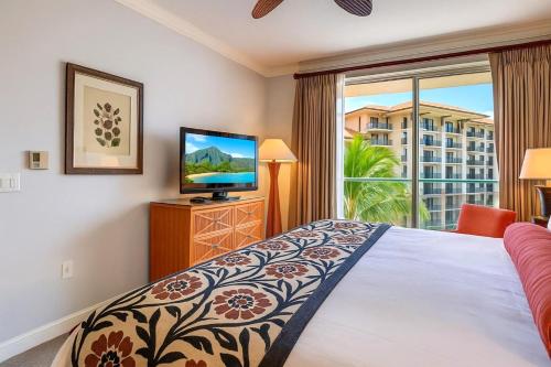 une chambre avec un lit, une télévision et une fenêtre dans l'établissement Stunning Views 2-Bedroom Villa at Honua Kai Hokulani by KBM, à Kaanapali Airport