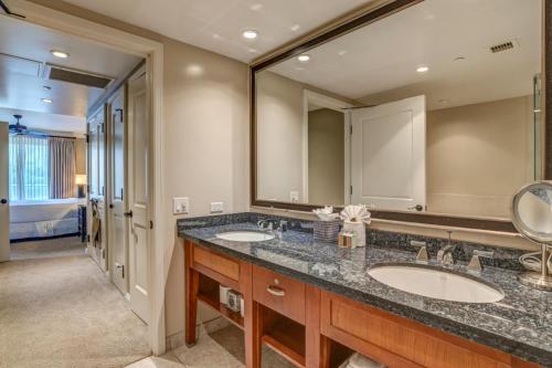 une salle de bain avec deux lavabos et un grand miroir dans l'établissement Stunning Views 2-Bedroom Villa at Honua Kai Hokulani by KBM, à Kaanapali Airport