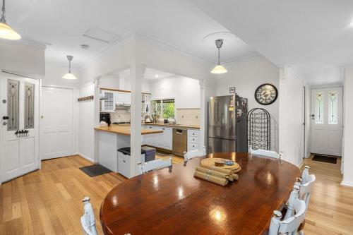 cocina con mesa de madera y cocina con nevera en Temple of the Hidden Grove – Tecoma Hills Sanctuary, en Tremont