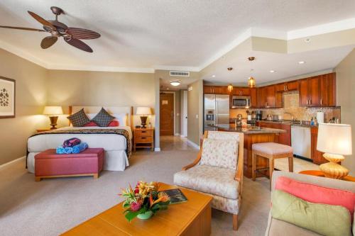 Cet appartement comprend une chambre avec un lit king-size et une cuisine. dans l'établissement 1-Bedroom Villas at Honua Kai Hokulani by KBM, à Kaanapali Airport