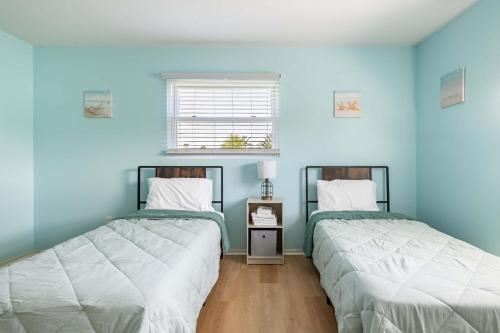 Ein Bett oder Betten in einem Zimmer der Unterkunft 2BR Stylish Retreat with BBQ Pool & Beach
