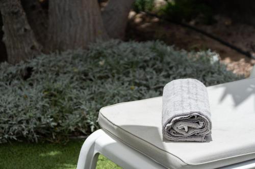 Una toalla está encima de una silla. en Private Villa Katarina Heated Pool Wi-fi BBQ in Tauro, en Mogán