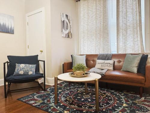 Ruang duduk di The Harrison Apartments