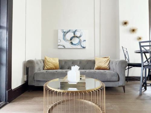 Ruang duduk di The Harrison Apartments