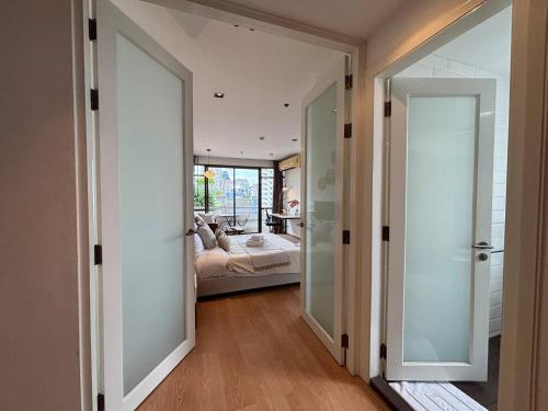 a hallway with two doors leading to a bedroom at Quiet Asoke/Nana BTS Retreat w/ Skyline & Gym/Park in Bang Kapi