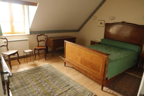 a bedroom with a bed and a table and chairs at Bair Nestad in Assigny