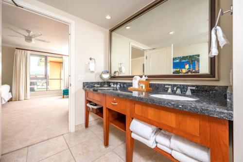 une salle de bain avec un lavabo et un grand miroir dans l'établissement KBM Resorts FREE CAR Honua Kai Konea Oceanfront 2-Bedroom Condo with Private BBQ Large Balcony HKK-201, à Kaanapali Airport