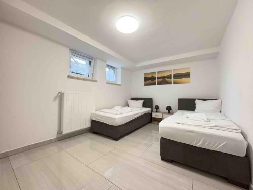 a room with two beds in a room at STB115 praktische Monteurwohnung in Steinberg am See