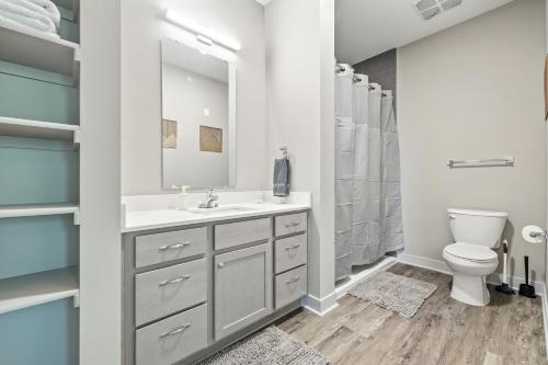 a bathroom with a sink and a toilet at IRIE Living Divine Kg 2bd Gym Pool Brand New in Whitestown