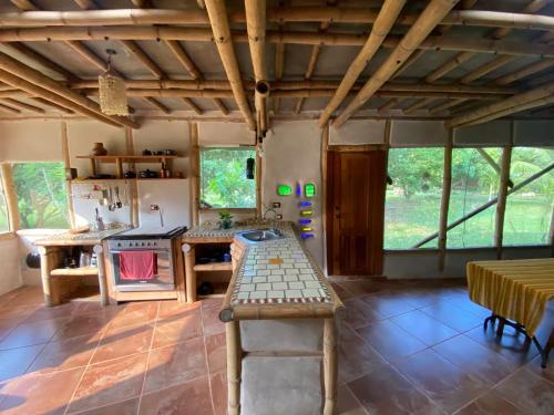 Η κουζίνα ή μικρή κουζίνα στο Hermosa Casa Bambú