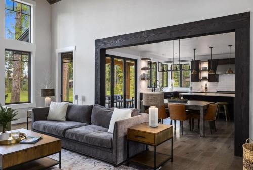 Χώρος καθιστικού στο Lucky Elk Lodge in Suncadia- Fairway View, Hot Tub BBQ, Firepit, Game Room, Chefs Kitchen, Hi-speed Wi-Fi
