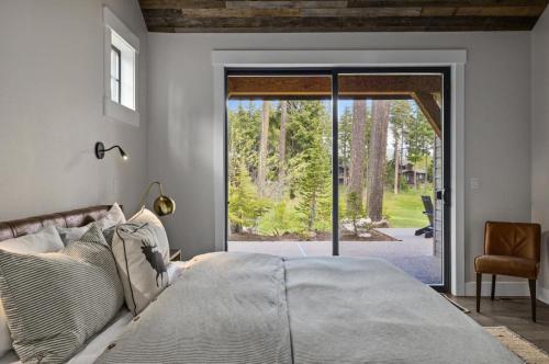 Ένα ή περισσότερα κρεβάτια σε δωμάτιο στο Lucky Elk Lodge in Suncadia- Fairway View, Hot Tub BBQ, Firepit, Game Room, Chefs Kitchen, Hi-speed Wi-Fi