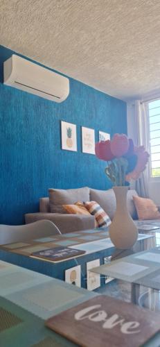 a living room with a couch and a table with a vase at Departamento Belinda in Ixtapa
