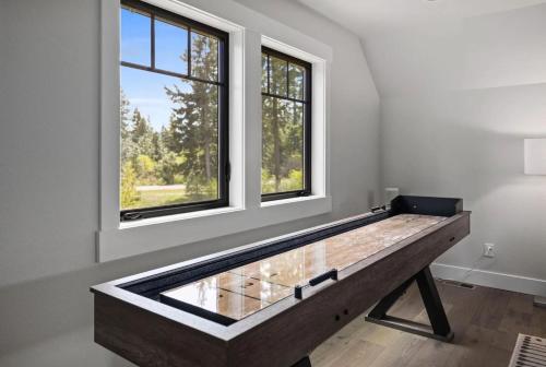 Πινγκ πονγκ στο Lucky Elk Lodge in Suncadia- Fairway View, Hot Tub BBQ, Firepit, Game Room, Chefs Kitchen, Hi-speed Wi-Fi ή εκεί κοντά