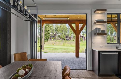 Η κουζίνα ή μικρή κουζίνα στο Lucky Elk Lodge in Suncadia- Fairway View, Hot Tub BBQ, Firepit, Game Room, Chefs Kitchen, Hi-speed Wi-Fi