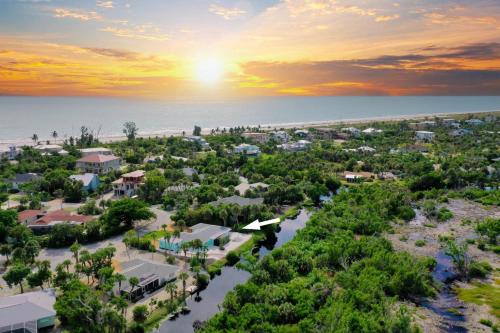 an aerial view of a resort with the ocean in the background at Sugarfish in Sanibel Island