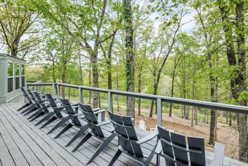 Balkón nebo terasa v ubytování Lakefront Trail-Side Retreat - Sleeps 15 & Pets OK