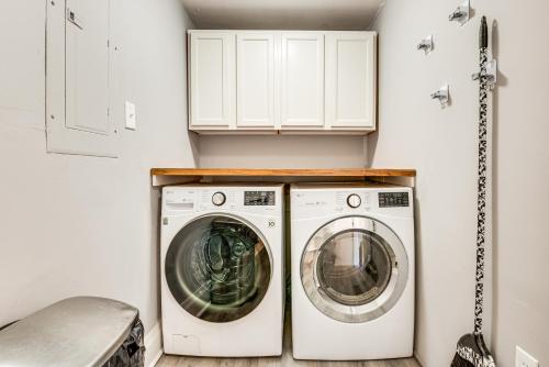Galeriebild der Unterkunft Walk to McDonough Square Historic Home with Yard! in McDonough