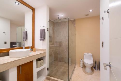 a bathroom with a shower and a toilet and a sink at Puerto Aventuras 2 Dorm-Piscina-Playa-Riviera Maya in Puerto Aventuras